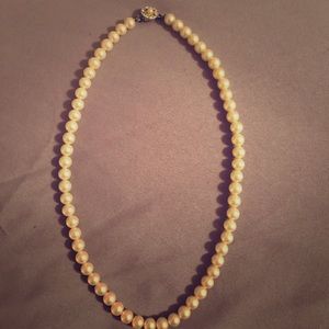 Beautiful antique looking faux pearl necklace!